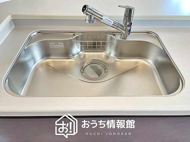 【浄水器内臓型ハンドシャワー付シンク】傷や汚れが付きにくい静音仕様の全面エンボス加工シンク。
また、蛇口の先端に浄水器を内蔵。浄水シャワーが使える毎分4リットルのたっぷり浄水。