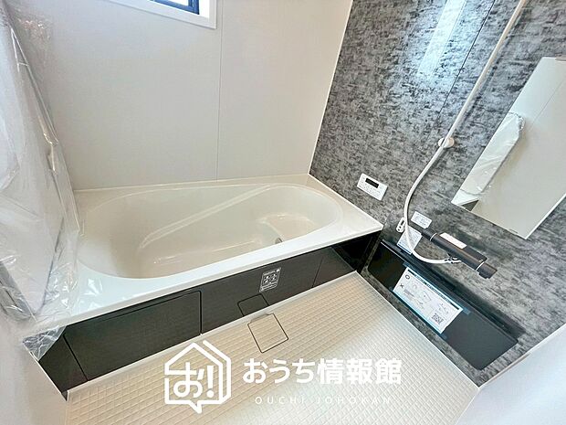 【現地写真(浴室)】浴室暖房乾燥機付き。1坪タイプで広々です。