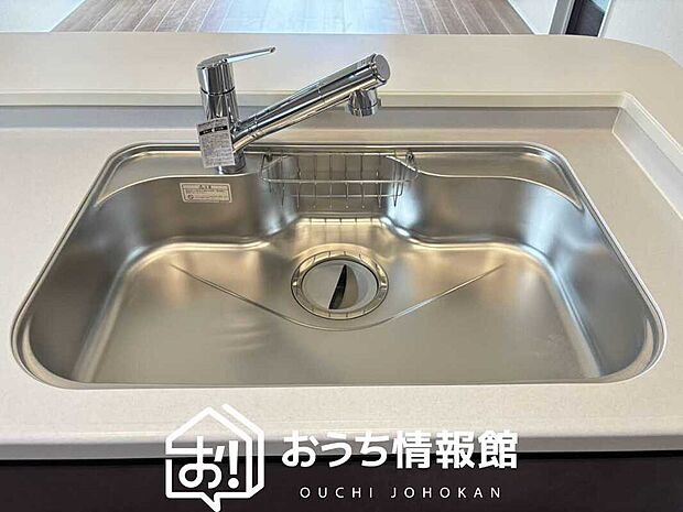 【浄水器内臓型ハンドシャワー付シンク】傷や汚れが付きにくい静音仕様の全面エンボス加工シンク。
また、蛇口の先端に浄水器を内蔵。浄水シャワーが使える毎分4リットルのたっぷり浄水。