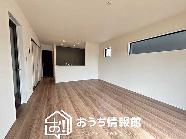 【現地写真(リビング)】フローリング材には、木目、色調など木材特有の風合いがあり、ナチュラルな美しさになっています。