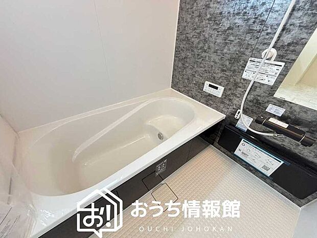 【現地写真(浴室)】浴室暖房乾燥機付き。1坪タイプで広々です。