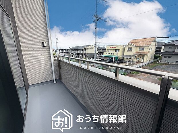 【バルコニー】奥行きが広く、洗濯物をゆったりと干せる十分な広さで、家族の洗濯も捗ります。