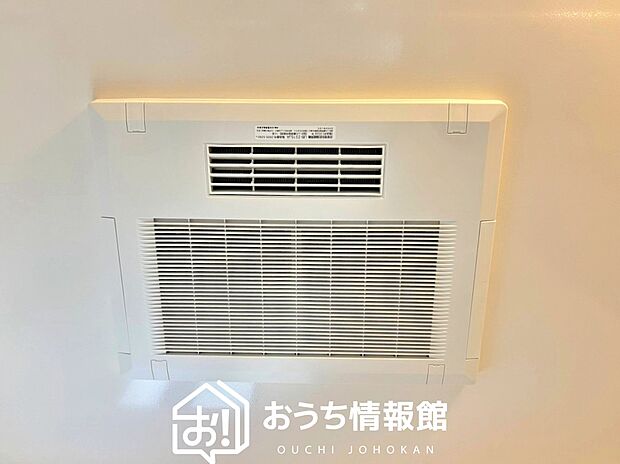【電気式浴室暖房換気乾燥機】寒い冬場はあたたかく、暑い夏場は扇風機のような心地よさです。
雨の日は、浴室が衣類乾燥スペースになります。