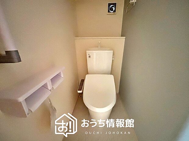 【トイレ】汚れてもサッとひと拭きでお手入れ簡単、エコ仕様の温水洗浄便座付きのトイレです。
バリアフリーにも配慮しています。