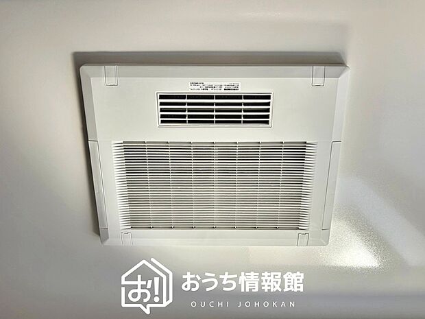 【電気式浴室暖房換気乾燥機】寒い冬場はあたたかく、暑い夏場は扇風機のような心地よさです。
雨の日は、浴室が衣類乾燥スペースになります。