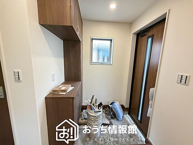 【現地写真(玄関)】玄関には、大型のシューズ収納を設置しています。