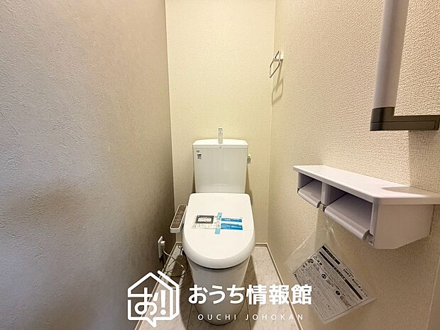 【トイレ】汚れてもサッとひと拭きでお手入れ簡単、エコ仕様の温水洗浄便座付きのトイレです。
バリアフリーにも配慮しています。