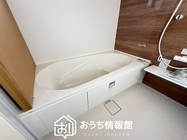 【現地写真(浴室)】浴室暖房乾燥機付き。1坪タイプで広々です。