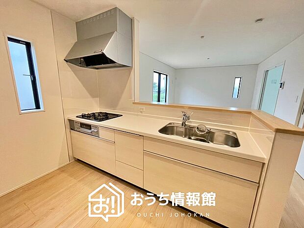 【現地写真(キッチン)】収納たっぷりのシステムキッチン、浄水器付水栓を標準装備しています。