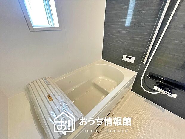 【現地写真(浴室)】浴室暖房乾燥機付き。1坪タイプで広々です。