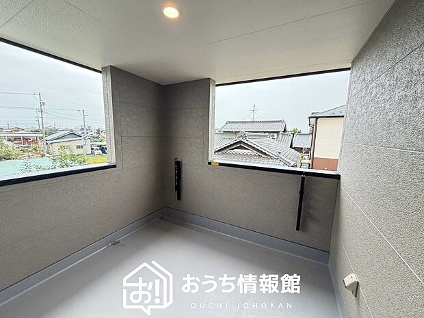 【バルコニー】奥行きが広く、洗濯物をゆったりと干せる十分な広さで、家族の洗濯も捗ります。