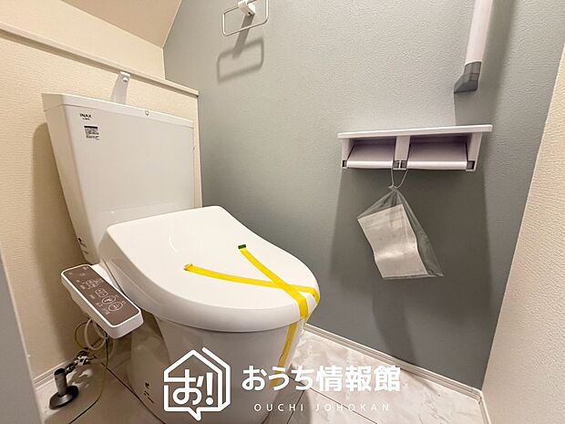 【トイレ】汚れてもサッとひと拭きでお手入れ簡単、エコ仕様の温水洗浄便座付きのトイレです。
バリアフリーにも配慮しています。