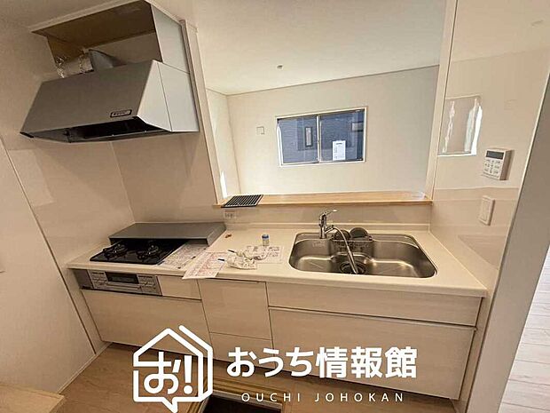 【現地写真（キッチン）】収納たっぷりのシステムキッチン、浄水器付水栓を標準装備しています。