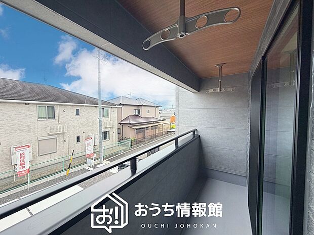 【バルコニー】奥行きが広く、洗濯物をゆったりと干せる十分な広さで、家族の洗濯も捗ります。