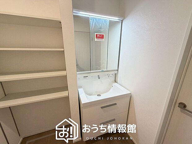 【洗面台・洗面所】鏡の両サイドは、必要なものを取出しやすく、大きな鏡面で朝の準備も快適。
使いやすいリフトアップ機能付きのシングルレバーシャワー水栓付です。