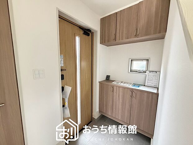 【現地写真(玄関)】玄関には、大型のシューズ収納を設置しています。