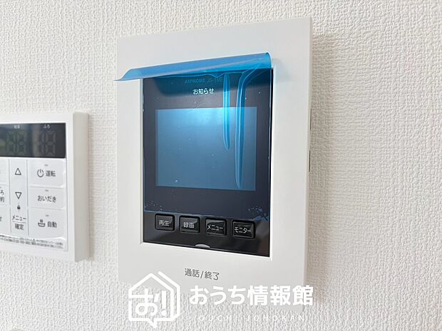 【TVモニター付インターホン】来訪者を画像と音声で確認できる、防犯性に優れた安心のシステム。
スッキリしたデザインで、誰でも簡単に操作できます。