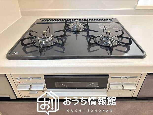 【ビルトインコンロ】フラットな構造で清掃性が高く、過熱防止センサー付３口タイプで日頃の家事も快適です。