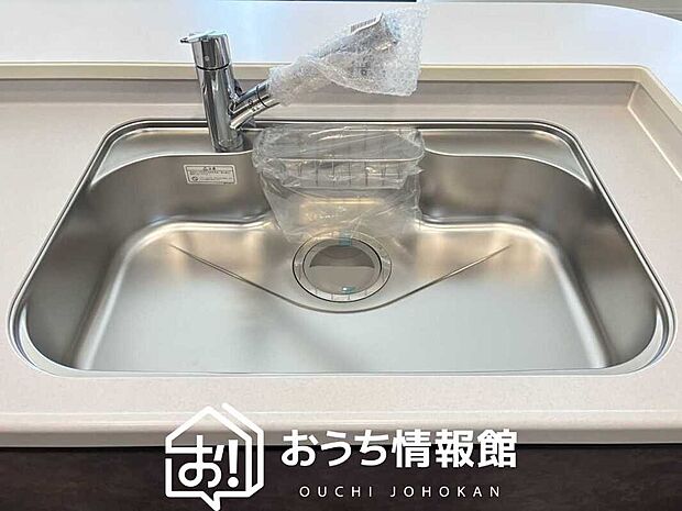 【浄水器内臓型ハンドシャワー付シンク】傷や汚れが付きにくい静音仕様の全面エンボス加工シンク。
また、蛇口の先端に浄水器を内蔵。浄水シャワーが使える毎分4リットルのたっぷり浄水。