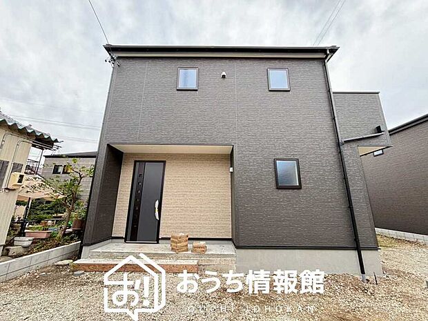 【現地写真（外観）【４号地】】雨で汚れを落とし、耐久性・耐候性に優れた外壁を使用しています。