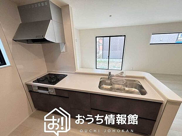 【現地写真（キッチン）】収納たっぷりのシステムキッチン、浄水器付水栓を標準装備しています。