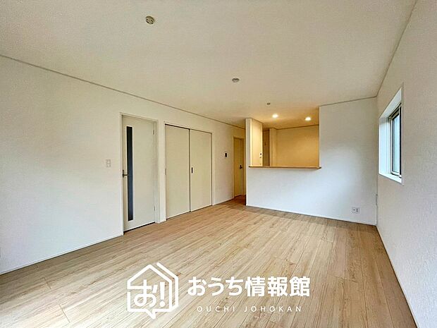 【現地写真（リビング）】フローリング材には、木目、色調など木材特有の風合いがあり、ナチュラルな美しさになっています。