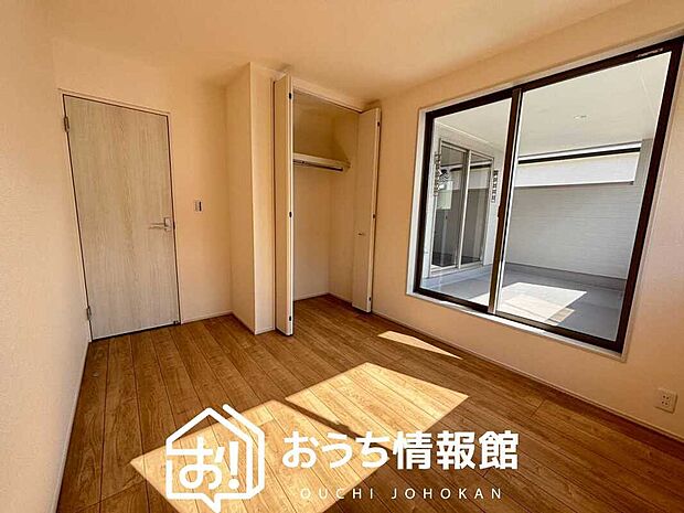 【現地写真(洋室)】木目の美しさを際立たせるシンプルデザインの建具を使用しています。