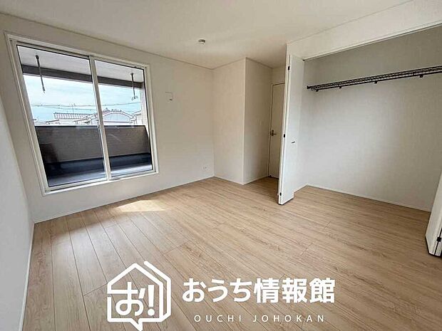 【現地写真(寝室) 】木目の美しさを際立たせるシンプルデザインの建具を使用しています。