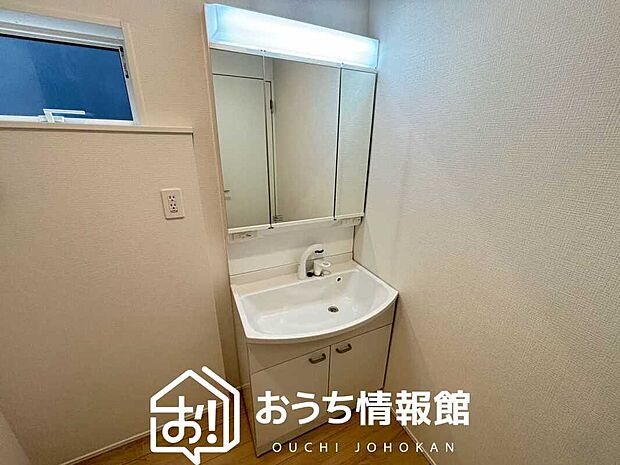 【洗面台・洗面所】鏡の両サイドは、必要なものを取出しやすく、大きな鏡面で朝の準備も快適。
使いやすいリフトアップ機能付きのシングルレバーシャワー水栓付です。