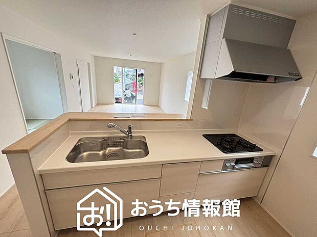 【現地写真(キッチン)】収納たっぷりのシステムキッチン、浄水器付水栓を標準装備しています。