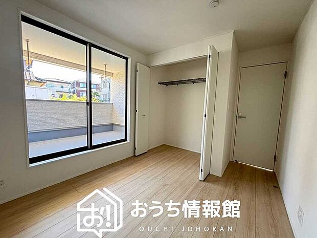 【現地写真（寝室）】木目の美しさを際立たせるシンプルデザインの建具を使用しています。