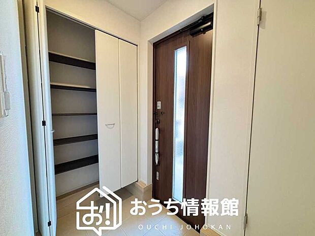 【現地写真（玄関）】玄関には、大型のシューズ収納を設置しています。