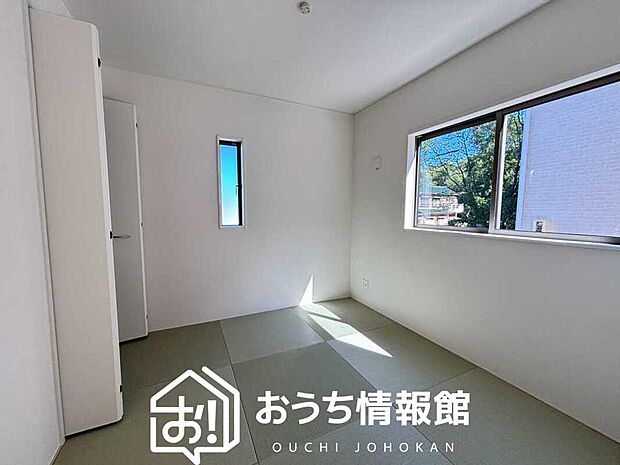 【現地写真（和室）】大壁仕様の新和室。くつろぎの空間です。