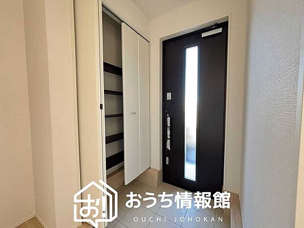 【現地写真（玄関）】玄関には、大型のシューズ収納を設置しています。