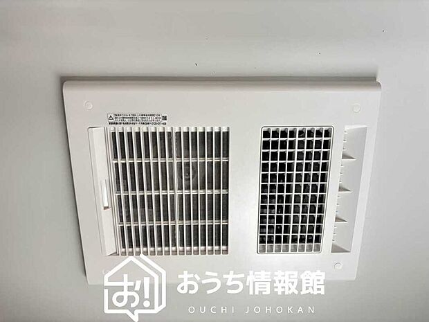 【浴室暖房換気乾燥機】サイドブロー機能で、乾燥効率アップです。
サイドに吹き出しを搭載することにより浴室内を端まで循環する気流ができ、さらに省エネ性能がアップします。