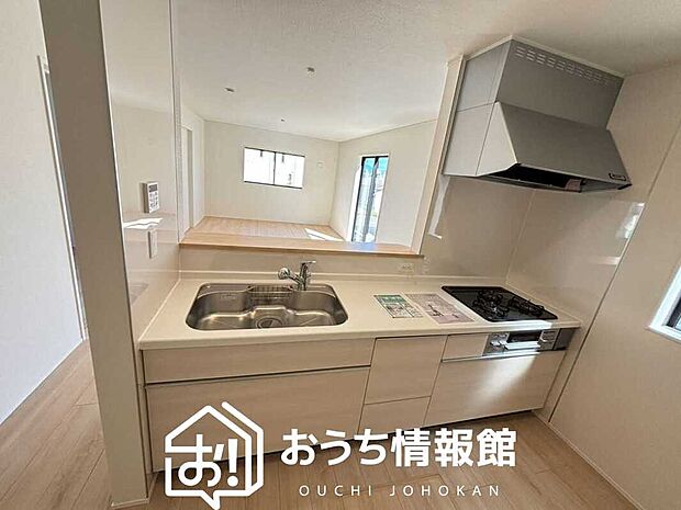 【現地写真（キッチン）】収納たっぷりのシステムキッチン、浄水器付水栓を標準装備しています。