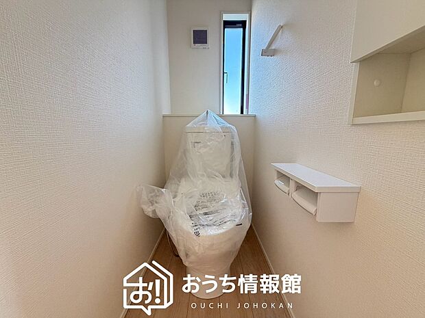【トイレ】汚れてもサッとひと拭きでお手入れ簡単、エコ仕様の温水洗浄便座付きのトイレです。
バリアフリーにも配慮しています。