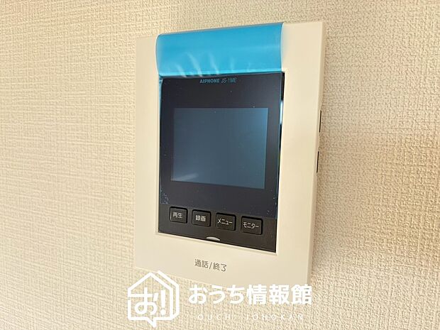 【TVモニター付インターホン】手放し通話ができ、送話表示灯で送話・受話状態が確認できます。
映像と音声で玄関先の様子をチェックできるモニター機能や、夜間の訪問者の顔も確認できるLEDライトを装備しています。