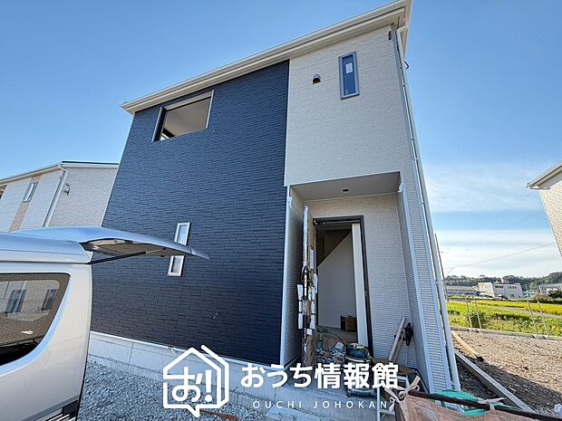 【現地写真（外観）【２号地】】雨で汚れを落とし、耐久性・耐候性に優れた外壁を使用しています。