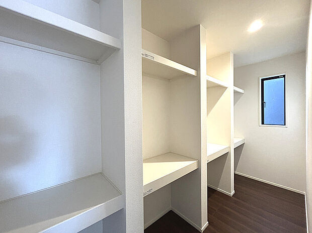 【3号棟：Pantry】
常温保存が可能な食料品や調味料、食器、消耗品、日用品などをストックしておくことができます。また、収納スペースが確保できることで、キッチン周りが散らからず、使いやすい環境を保て