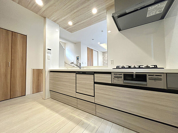 【Kitchen】2号棟
食洗器・浄水器が搭載されたシステムキッチンを採用。空いた時間に家族との団らんや他の作業を行うことができます。