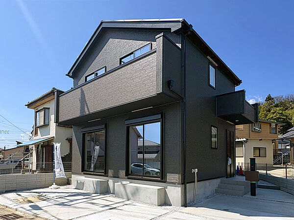 【外観】
JR青梅線・西武池袋線・JR八高線が利用可能な立地に敷地37.75坪のゆとりあるZEH水準の新築分譲住宅が完成！車2台駐車可能なゆとりある敷地でのびのびと暮らせそうです。