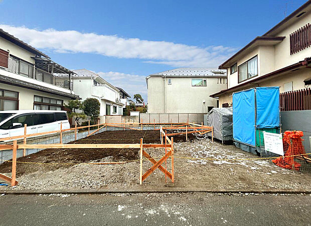 【外観:2月中旬撮影】
ウッドデッキ付き、LDK15帖の3LDKプラン!
家族・ご友人との食事やガーデニング、ペットや子供の遊び場として、様々な活用が可能な広さのあるウッドデッキのある住まい。