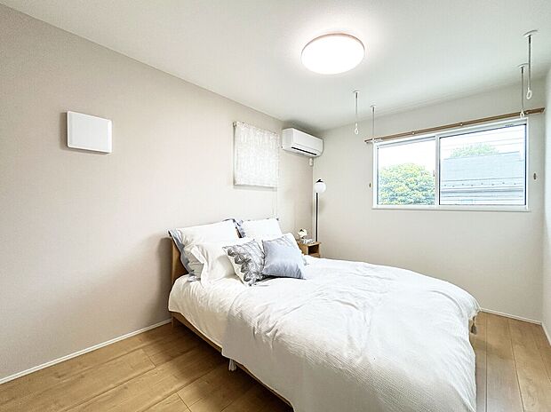 【施工例:Room】
駐車スペースが車2台分ゆとりある敷地!
車だけでなく、自転車やバイクも置くことが可能。