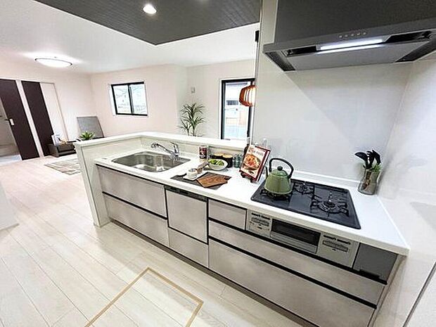 【施工例：Kitchen】
キッチン・洗面ルーム・バスルームなどの水周りが同じ階にあるため、家事効率が良くなります！ふと思ったときすぐ家事を行えるので階段の往復がなくなるのもメリット。