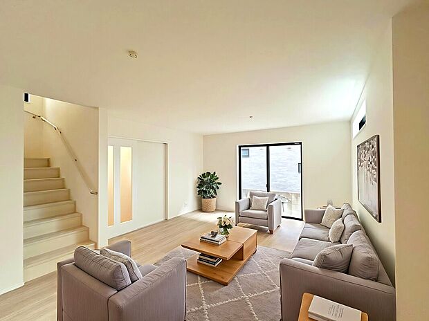 【LDK:A号棟】
ご家族で暮らしやすい4部屋ファミリープラン!
リビングは家事効率が向上する水廻り集約設計を採用。
生活しやすさが考えられたプランニング。
※本画像はCG加工により家具配置しています