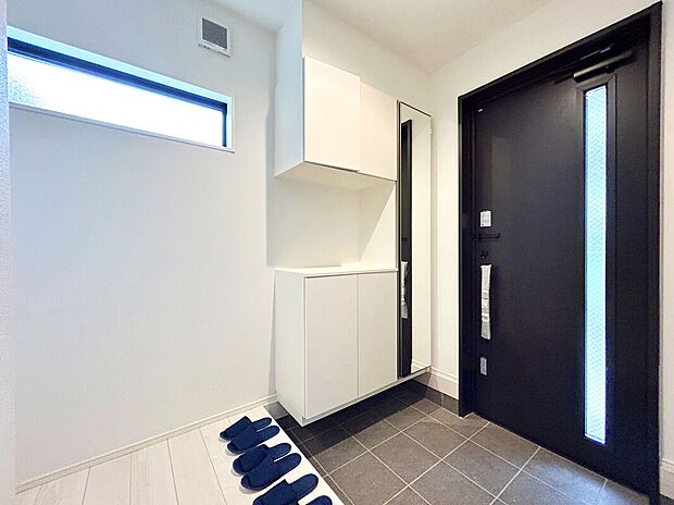 【施工例：Entrance】
幼稚園徒歩3分、保育園徒歩4分、小学校徒歩5分、中学校徒歩3分圏内にあり、小さい子どもや低学年でも負担が少なく通え、お迎えや学校行事の参加など、保護者も足を運びやすい立地