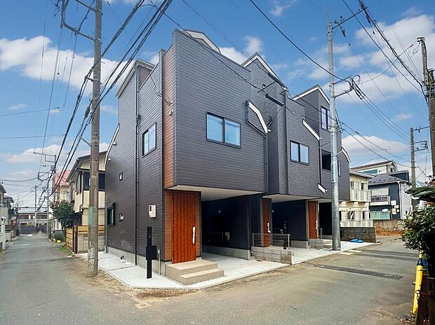 【外観】
西武国分寺線「恋ヶ窪」徒歩5分、「国分寺」駅や「西国分寺」駅も利用可能な利便性の高い好立地に佇む邸宅！
角地により、陽当たり・通風良好となっております。