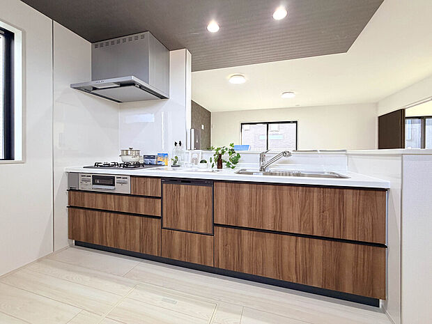 【建物プラン例:Kitchen】
食洗器搭載システムキッチンを採用可能!折下天井を採用し、デザイン性と空間の広がりを兼ね備えたこだわり設計。オープンキッチン設計で開放的な空間でお過ごしいただけます。