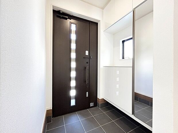 【施工例：Entrance】
駅付近には「クイーンズ伊勢丹」や「ブロードスクエア仙川」などの買い物施設が充実。徒歩4分地には「いなげや」があり、気軽に買い物へ出かけることができます。